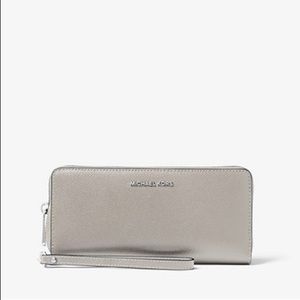 MICHAEL KORS
Grey Pebbled Leather Wallet